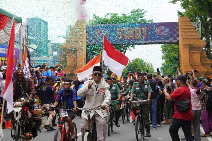 Ribuan peserta Gerak Jalan Mojokerto - Surabaya diberangkatkan di depan Kantor Kecamatan Prajuritkulon, Jl. Raya Surodinawan, Kota Mojokerto, Jawa Timur. Sabtu (15/11/2025).