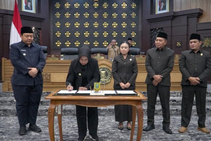 Wali Kota Mojokerto, Ika Puspitasari menandatangani RAPBD Kota Mojokerto Tahun 2026, yang selanjutnya akan diajukan kepada Gubernur Jawa Timur untuk dievaluasi. Selasa (25/11/2025).