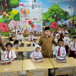 Bupati Mojokerto Al Barra Serahkan Bantuan Seragam BOSDA 2025, Dorong Transformasi Digital Pendidikan