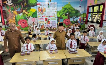 Bupati Mojokerto Al Barra Serahkan Bantuan Seragam BOSDA 2025, Dorong Transformasi Digital Pendidikan