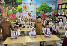 Bupati Mojokerto Al Barra Serahkan Bantuan Seragam BOSDA 2025, Dorong Transformasi Digital Pendidikan