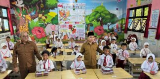 Bupati Mojokerto Al Barra Serahkan Bantuan Seragam BOSDA 2025, Dorong Transformasi Digital Pendidikan