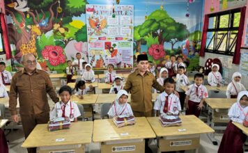 Bupati Mojokerto Al Barra Serahkan Bantuan Seragam BOSDA 2025, Dorong Transformasi Digital Pendidikan