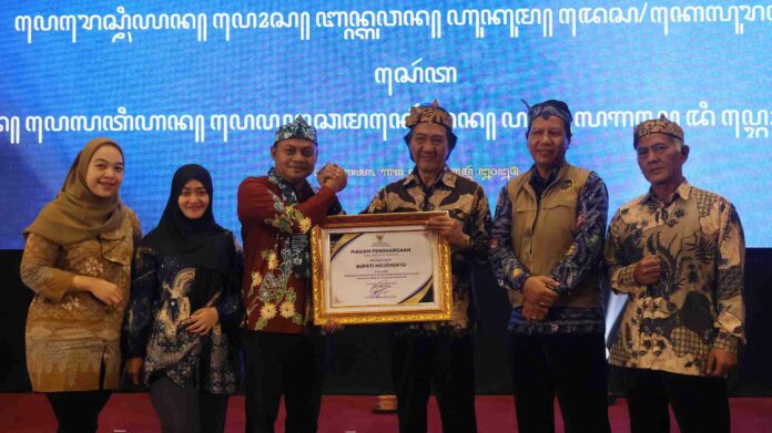 Bupati Mojokerto, Muhammad Albarraa, meraih penghargaan dari Menteri Hukum Republik Indonesia atas keberhasilan membentuk Pos Bantuan Hukum (Posbankum) di seluruh desa dan kelurahan di Kabupaten Mojokerto.