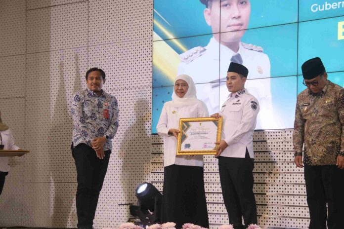 Bupati Mojokerto Muhammad Al Barra menerima piagam penghargaan atas capaian dan dukungannya terhadap Pengembangan Ekonomi Pesantren melalui program Eko-Tren OPOP (One Pesantren One Product).