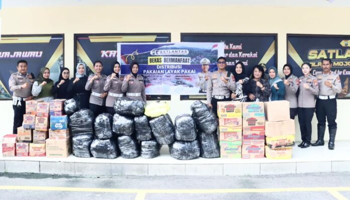 Polres Mojokerto Kota melalui Satuan Lalu Lintas (Satlantas) menyalurkan bantuan logistik hasil donasi keluarga besar Satlantas Polres Mojokerto Kota, Senin (8/12/2025).