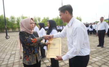 Wali Kota Mojokerto Serahkan 1.119 SK PPPK Paruh Waktu