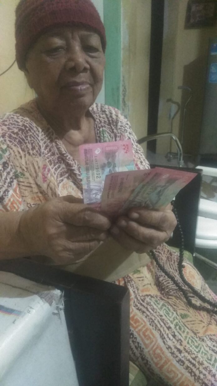 Lansia penerima Bansos.