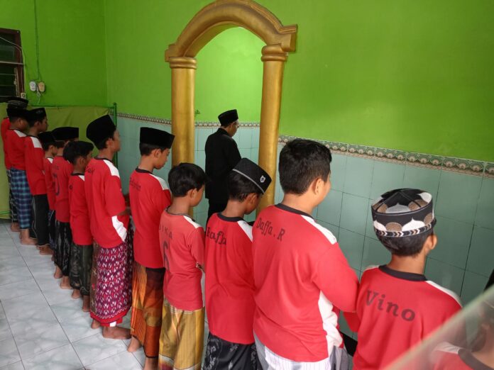 Guru dan ratusan siswa SDN Kranggan 5 Kota Mojokerto melaksanakan sholat ghaib dan doa bersama untuk korban bencana banjir bandang dan tanah longsor di Aceh, Sumatera Utara, dan Sumatera Barat.