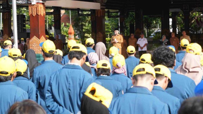 Bupati Mojokerto Muhammad Al Barra memimpin apel penerimaan mahasiswa KKN-BBK Universitas Airlangga di Halaman Kantor Pemkab Mojokerto, Senin (6/1/2026).