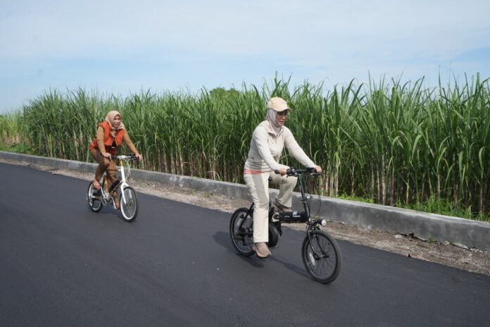 Sambil gowes pagi, Wali Kota Mojokerto Ika Puspitasari meninjau langsung sejumlah proyek pembangunan fisik sekaligus memantau kondisi lingkungan di wilayah Kelurahan Pulorejo, Kecamatan Prajuritkulon, Kota Mojokerto, Jawa Timur, Selasa (6/1/2026).