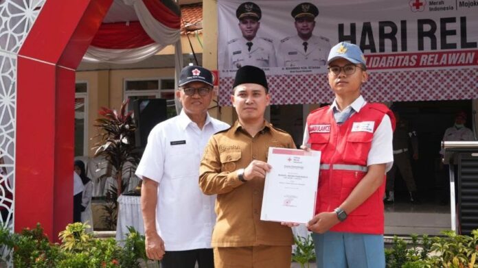 Bupati Mojokerto Muhammad Al Barra menyerahkan sertifikat dan piagam penghargaan kepada relawan PMI sebagai bentuk apresiasi atas pengabdian mereka. (Foto: Kominfo Pemkab Mojokerto)