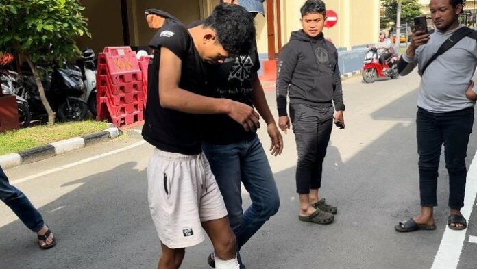Salah satu pelaku berinisial MNH (20) berhasil ditangkap, tim Resmob terpaksa menembak kaki kiri MNH lantaran berusaha kabur saat mengetahui kedatangan petugas.