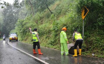 Longsor Tebing Watu Gedeg Sempat Tutup Jalur Pacet–Cembor