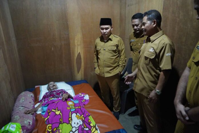 Respon cepat Bupati Mojokerto Muhammad Al Barra tindaklanjuti laporan warga terkait kondisi seorang lansia lumpuh sebatang kara di Desa Tanjungkenongo, Pacet.