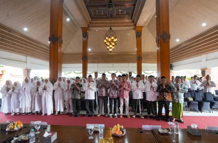 Calon jamaah haji Kota Mojokerto mengikuti manasik haji di Pendapa Sabha Kridatama Rumah Rakyat, Jumat (13/2/2026).