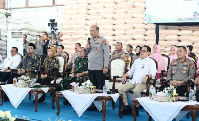 Kapolda Jawa Timur, Irjen Pol. Nanang Avianto, melaporkan langsung kesiapan fasilitas gudang jagung pertama di Jawa Timur kepada Presiden Prabowo. Jumat (13/2/2026).