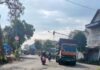 Jalan Ambles, Truk Bertonase Besar Melintas, Warga Minta Pemkab Mojokerto Bertindak