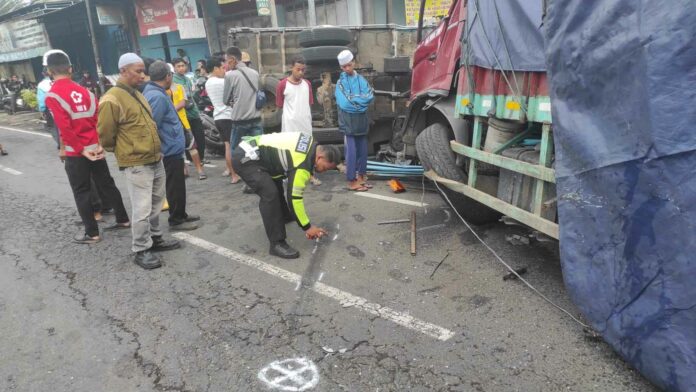 Petugas kepolisian yang menerima laporan segera melakukan tindakan pertama di tempat kejadian perkara (TPTKP), mengamankan barang bukti, meminta keterangan saksi, serta melakukan visum terhadap korban luka.