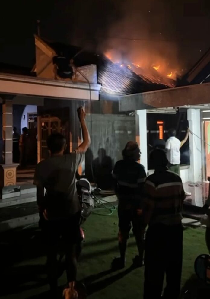 Rumah Kasnan terbakar di Dusun Wonorejo, Desa Jetis, Kecamatan Jetis, Mojokerto, Jumat (20/2/2026) sekitar pukul 22.30 WIB.