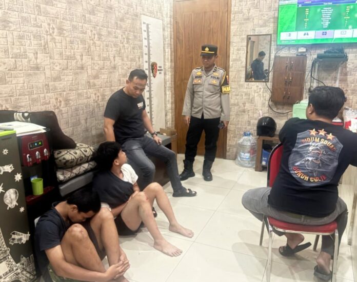 Dua pemuda diamankan di Satreskrim Polres Mojokerto Kota.