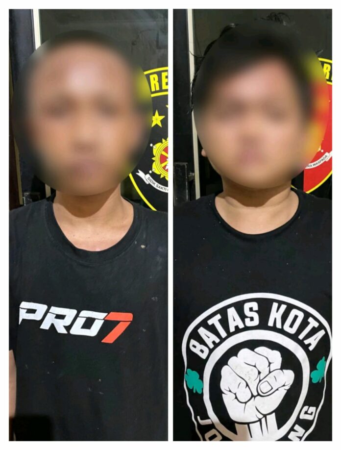 Dua pemuda diamankan warga dan diserahkan ke Polsek Kemlagi setelah kepergok membobol kotak amal musholla di Dusun Kalimati, Mojokerto, Sabtu (21/2/2026) dini hari.