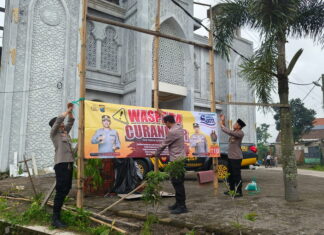 Polsek Pacet Pasang Spanduk Imbauan Waspada Curanmor Saat Tarawih dan Subuh