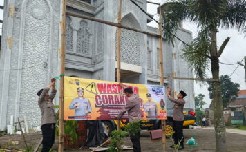 Polsek Pacet Pasang Spanduk Imbauan Waspada Curanmor Saat Tarawih dan Subuh
