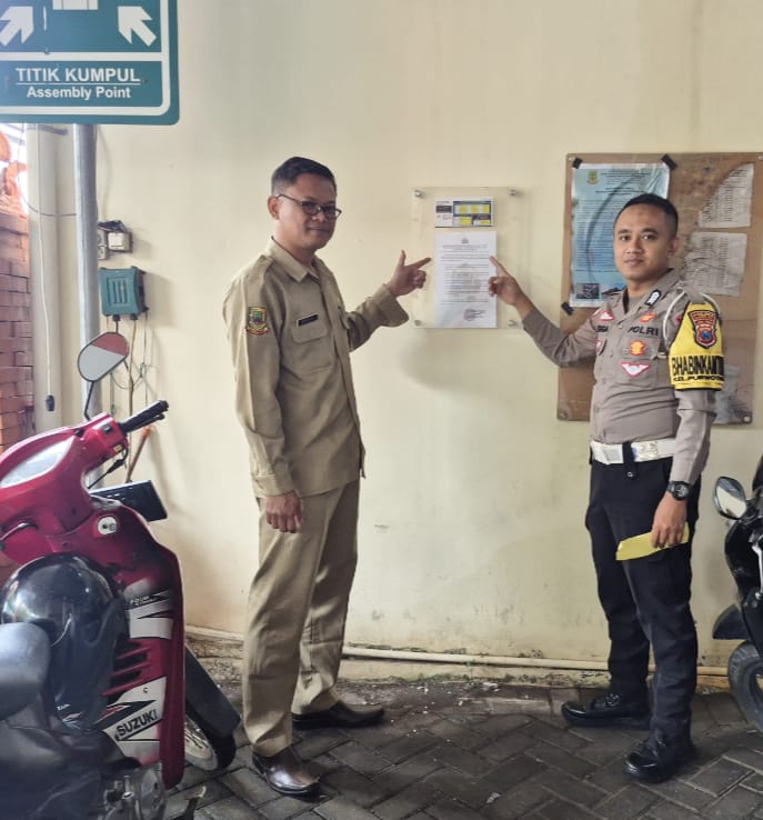Polsek Magersari sebar brosur imbauan pencegahan gangguan kamtibmas di sejumlah titik strategis.