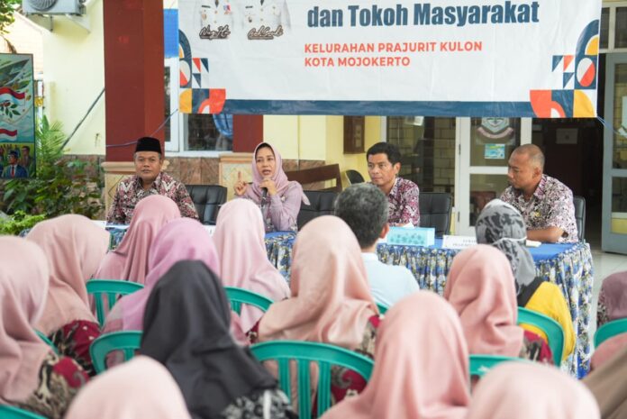 Wali Kota Mojokerto, Ika Puspitasari, menekankan pentingnya peran kader posyandu dalam memastikan seluruh bayi dan balita memperoleh imunisasi dasar lengkap.
