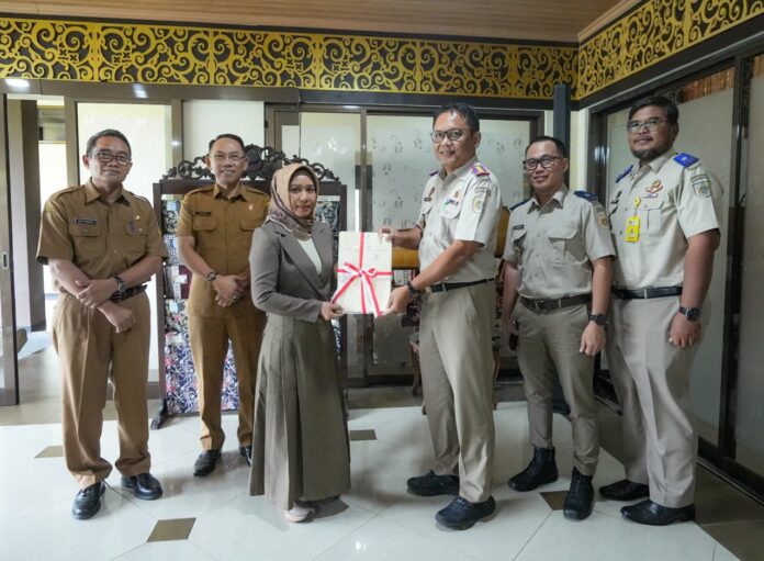 BPN Kota Mojokerto resmi menyerahkan 51 sertifikat hak pakai atas tanah milik Pemkot Tahun 2025 di Ruang Sabha Pambojana Rumah Rakyat, Senin (2/3/2026).