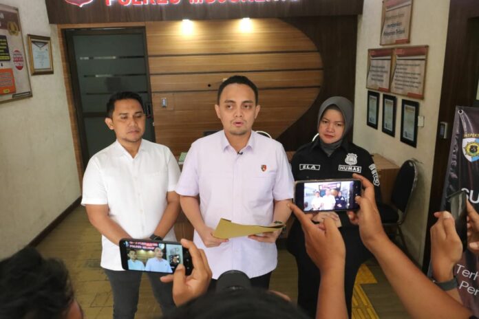 Kasat Reskrim Polres Mojokerto, AKP Aldhino Prima Wirdhan, saat memberikan keterangan kepada wartawan.