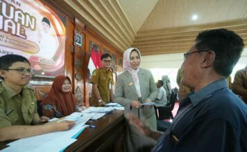 Jelang Lebaran Pemkot Mojokerto Salurkan Bansos Ratusan Tukang Becak