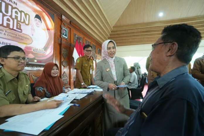 Pemerintah Kota Mojokerto menyalurkan bansos kepada tukang becak rutin setiap tahun menjelang Lebaran.