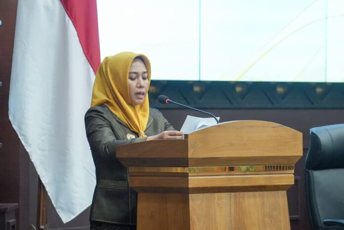 Wali Kota Mojokerto Ika Puspitasari saat menyampaikan hasil indikator pembangunan dalam rapat paripurna penyampaian Laporan Keterangan Pertanggungjawaban (LKPJ) 2025 di DPRD Kota Mojokerto, Senin (30/3/2026).