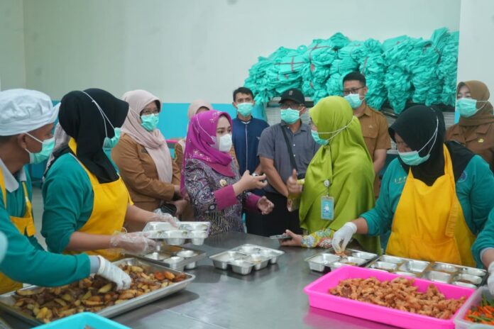 Wali Kota Mojokerto Ika Puspitasari saat sidak ke SPPG Magersari Wates dan SPPG Permata Kuwung, Selasa (31 Maret 2026).