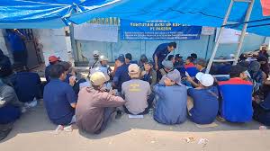 Ratusan Pekerja PT Pakerin Tutup Pintu Gerbang Pabrik