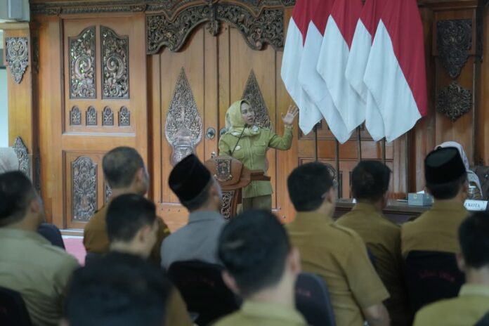 Wali Kota Mojokerto, Ika Puspitasari, saat membuka Bimbingan Teknis PPID Award Kota Mojokerto 2026 di Rumah Rakyat, Selasa (7/4/2026).