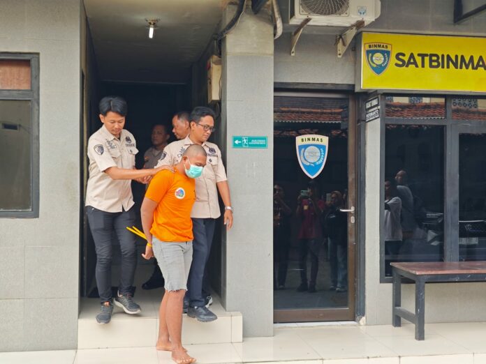 Tersangka Rio (22), warga Mojokerto, diamankan oleh pihak kepolisian setelah melakukan modus penipuan sebagai anggota Brimob yang berdinas di Surabaya.