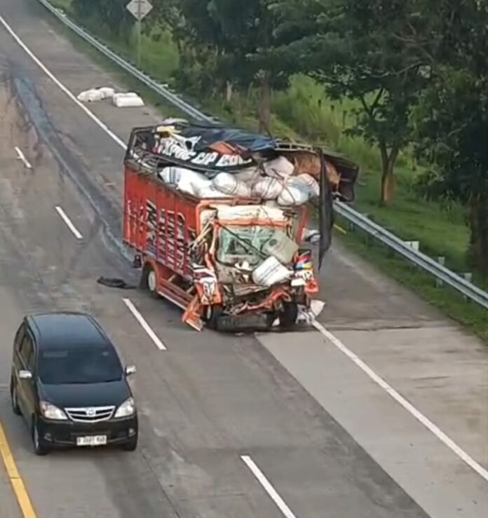 Bagian depan truk colt diesel hancur setelah menghantam bagian belakang dump truk tronton.