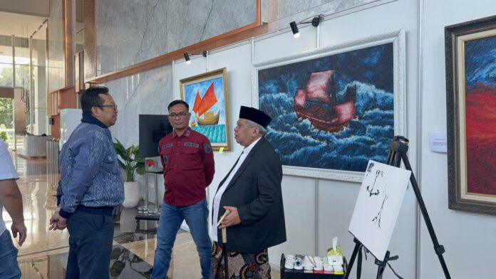 Prof. Bambang "Mas Mbenk" Tjahyadi (bersongkok) saat pembukaan pameran di Pelindo Place Surabaya, Senin (13/4/2026) siang.
