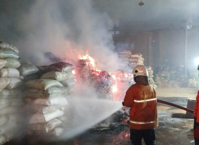 Kebakaran melanda tempat usaha di Pungging Mojokerto diduga akibat putung rokok.