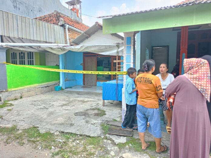 Peristiwa kekerasan dalam rumah tangga terjadi di Dusun Sumbertempur, Desa Sumbergirang, Kecamatan Puri, Kabupaten Mojokerto, Jawa Timur, Rabu (6/1/2026) pagi.