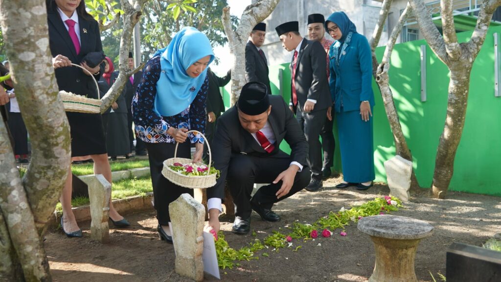 Jelang HUT ke-733 Kabupaten Mojokerto, Wakil Bupati Rizal Oktavian bersama Forkopimda melakukan ziarah ke makam tokoh pendahulu dan Taman Makam Pahlawan Gajah Mada sebagai bentuk penghormatan jasa para pejuang daerah.