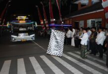 Bupati Al Barra memberangkatkan 374 jamaah haji Kloter 64 asal Kabupaten Mojokerto menuju Asrama Haji Sukolilo Surabaya.