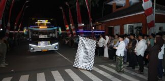 Bupati Al Barra memberangkatkan 374 jamaah haji Kloter 64 asal Kabupaten Mojokerto menuju Asrama Haji Sukolilo Surabaya.