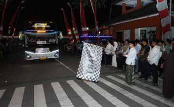 Bupati Al Barra memberangkatkan 374 jamaah haji Kloter 64 asal Kabupaten Mojokerto menuju Asrama Haji Sukolilo Surabaya.