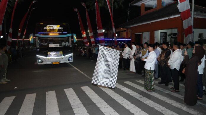 Bupati Al Barra memberangkatkan 374 jamaah haji Kloter 64 asal Kabupaten Mojokerto menuju Asrama Haji Sukolilo Surabaya.