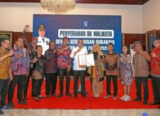 Wali Kota Surabaya, Eri Cahyadi, resmi menyerahkan Surat Keputusan (SK) Dewan Kebudayaan Surabaya periode 2026-2029 di Rumah Dinas Wali Kota Surabaya, Jumat (15/5/2026) malam.