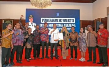 Wali Kota Surabaya, Eri Cahyadi, resmi menyerahkan Surat Keputusan (SK) Dewan Kebudayaan Surabaya periode 2026-2029 di Rumah Dinas Wali Kota Surabaya, Jumat (15/5/2026) malam.